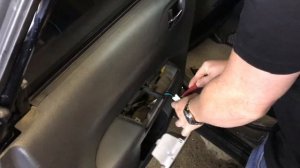 Как снять обшивку задней двери Subaru Impreza