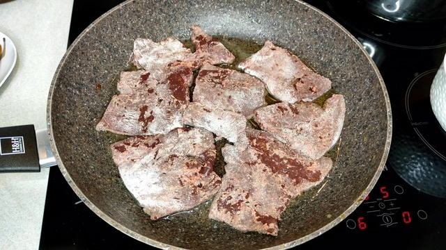 ПЕЧЕНЬ В СМЕТАННОМ СОУСЕ!Рецепт взят из книги О вкусной и здоровой пище.