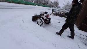 чистим снег мотоблоком