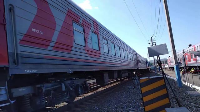 Тепловоз ТЭМ18ДМ-323 подаёт под посадку пассажирский поезд Новокузнецк-Кисловодск смотреть онлайн