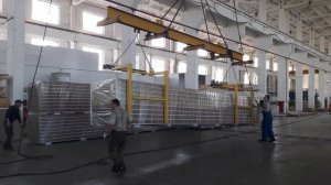 Погрузка сэндвич панелей в контейнеры для отправки на Сахалин