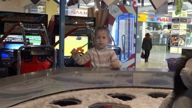 Детская магнитная рыбалка в ТРЦ - часть 2 - видео для детей