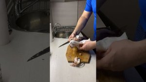 Чистим щёкура для засолки