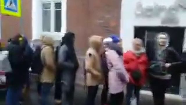 Очередь за Яндекс Колонками с Алисой. Халява. 7 минут быстрым шагом. смотреть онлайн