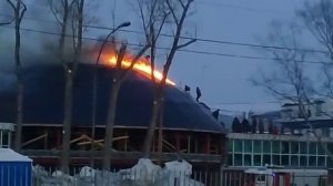 Купол строящегося рыбного рынка вспыхнул в Южно Сахалинске