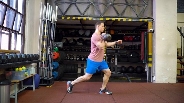 Взятия гири с пола в выпад смотреть онлайн