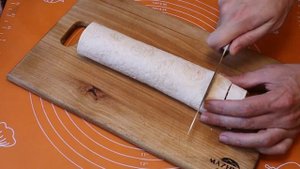 Рулетики из лаваша в духовке с колбасой и сыром. Быстрые закуски.