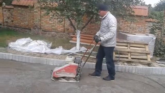 Утрамбовка отсева виброплитой весом 100 кг