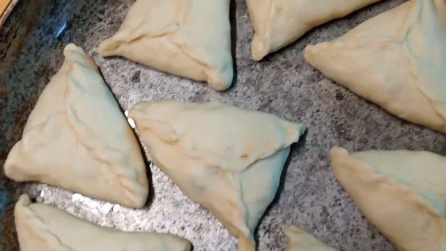 Пирожки с зелёным луком и яйцом.Очень простые и вкусные/Из дрожжевого теста в духовке.Самые вкусные
