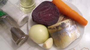 Салат из селедки с овощами и чесноком