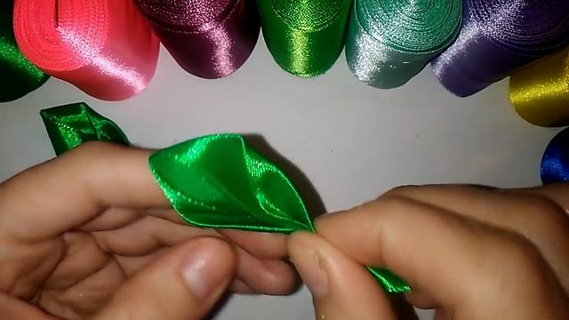Листочек из атласной ленты. Канзаши МК\ DIY \ サテンリボンの花\ Flower of satin ribbons смотреть онлайн