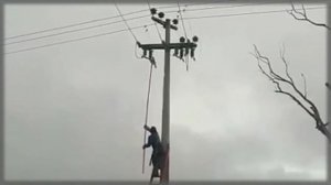 Электрическая дуга на опоре ЛЭП
