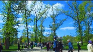 В весенний праздничный денёк в парке