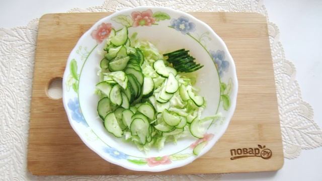 Овощной салат с капустой, помидорами, огурцами и зеленью