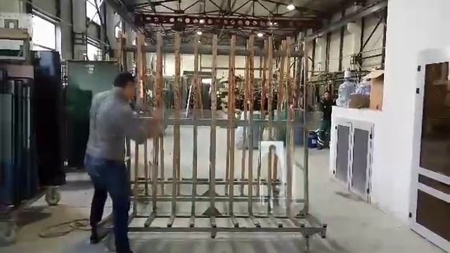 Закаленное стекло. Демонстрация прочности. CrownGlass. Молдова.
