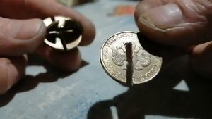 Брелок шарик из монет , как сделать