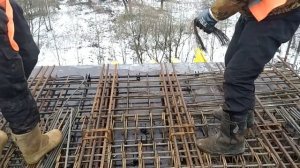 Монолитные работы. Арматурщики вяжут арматуру вязальной проволокой. Усиленное армирование балконов.