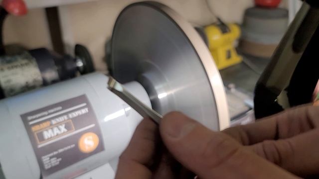Видео заточки маникюрного пинцета на станке Sharp Knife Expert MAX в мастерской Мастер Заточкин