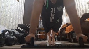 тренировка отжиманий с акцентом на грудные мышцы на платформе для отжиманий