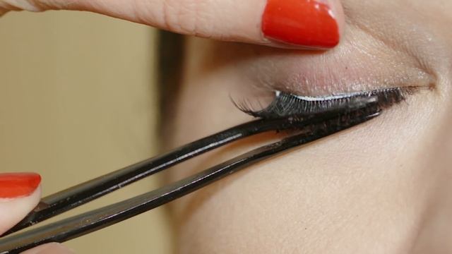 1930s Makeup Tutorial | History Inspired | Feat. Amber Butchart and Rebecca Butterworth смотреть онлайн