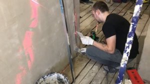 Выставляем штукатурные маяки первый раз
