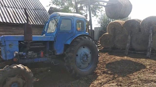 Самодельный погрузчик тюков | Разгрузка тюков и укладывание их в омёт смотреть онлайн