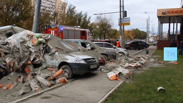 В Казани грузовой «Валдай» врезался в столб, водитель госпитализирован смотреть онлайн