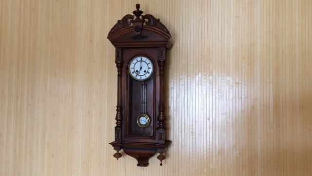 Старинные немецкие настенные часы с маятником и боем