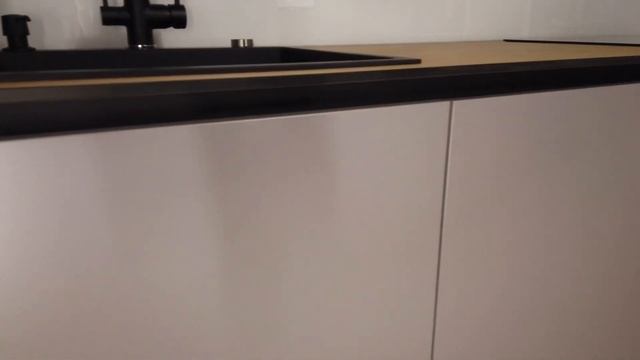 Кухня без ручек прямая встроенная 4 метра. Подробный обзор. Тонкая столешница HPL компакт. Шпон. смотреть онлайн