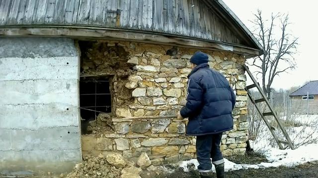 Разбираю старый дом..Ломаю вековые стены.