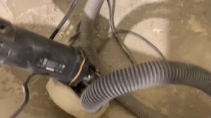 Зачистка стен в ванной( кухне) от старой краски, шпаклевки.