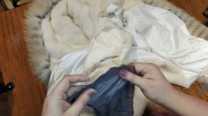 Порвался рукав в шубе под мышкой.  Зашиваем на 10 минут.