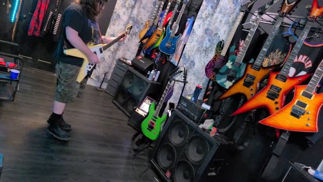 Can this old Gibson Flying V chug??? I went ahead and found out and stuff! смотреть онлайн