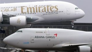 Два самых больших в мире пассажирских самолёта: посадка Airbus A380 и взлёт Boeing 747. Ноябрь, 2021