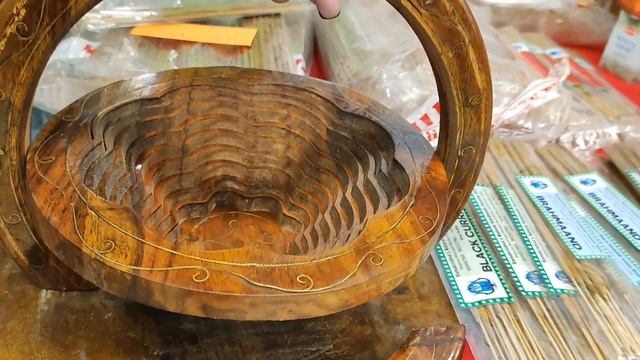 Огромный выбор индийских товаров. Выставка индийской культуры.