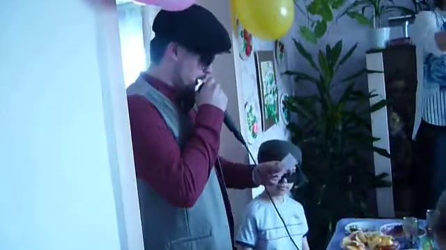 Внуки поздравляют бабушку с юбилеем.