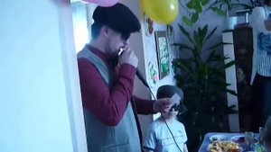 Внуки поздравляют бабушку с юбилеем.