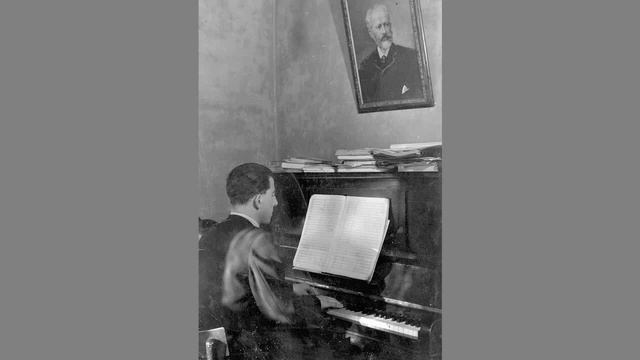 Prenke Jakova - II-14 - Opera Skenderbeu - Kjo zemra ime vlon. Këndon Gaqo Çako смотреть онлайн