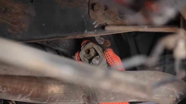 Jak wymienić tylny wspornik tłumika w MERCEDES-BENZ M W163 [TUTORIAL] смотреть онлайн