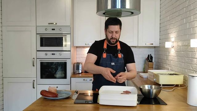 Идеи закусок к пенному. Пивчики из говяжьего фарша. Чипсы из ветчины и Краковской колбасы.