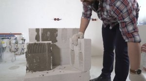 На что лучше укладывать газобетон: раствор или полиуретановый клей (пено-клей TYTAN Professional)