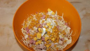 Салат из капусты с ветчиной, кукурузой и сухариками