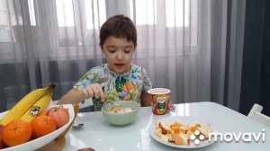 Елисей готовит фруктовый салат 🍎🍌🍊😋🤗 НЕ ПРОПУСТИ, веселые дубли в начале видео!!! 😂😂😂