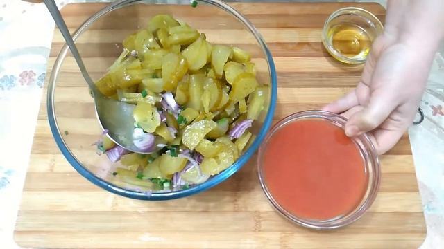 САЛАТ ИЗ СОЛЁНЫХ ОГУРЦОВ, С ТОМАТНЫМ СОКОМ!