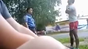 Полицейский с перцовым баллончиком против быдла