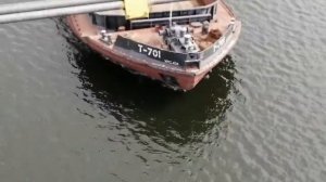 Баржа везёт буйки для установки р. Днепр