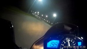 Мотоциклист на yamaha r1 втопил 200 км/ч по ночному городу!