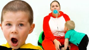 28 Ребенок няня для мамы ухаживает за ней, кормит, одевает и укладывает спать