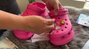 HOW TO PUT JIBBITZ ON YOUR CROCS and HOW TO TAKE IT OFF