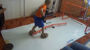 хоккейные упражнения на тренажере для дриблинга.